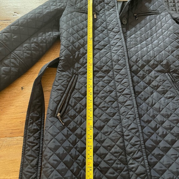 Gorgeous LK Bennett belted rain coat. Like new. Navy blue, quilted. Size US4 - Picture 11 of 15